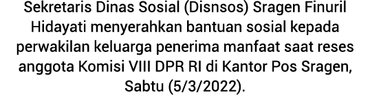 Sekretaris Dinas Sosial (Disnsos) Sragen Finuril Hidayati menyerahkan bantuan sosial kepada perwakilan ke­luarga pene...