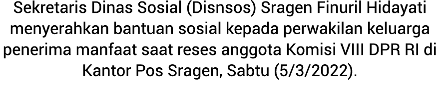 Sekretaris Dinas Sosial (Disnsos) Sragen Finuril Hidayati menyerahkan bantuan sosial kepada perwakilan ke­luarga pene...