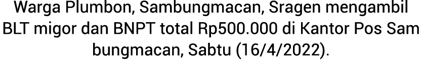 Warga Plumbon, Sambungmacan, Sragen mengambil BLT migor dan BNPT total Rp500.000 di Kantor Pos Sam bungmacan, Sabtu (...