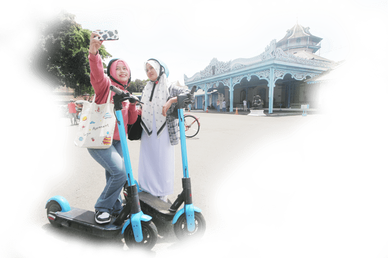 Koran Solo/Nicolous Irawan  SKUTER LISTRIK: Wisatawan berswafoto dengan latar belakang bangunan Keraton Kasunanan Surakarta Hadiningrat saat menaiki skuter listik sewa di Kori Kamandungan, kompleks Keraton Kasunanan Surakarta Hadiningrat, Minggu (2/1/2022).  KORAN SOLO 03 JANUARI 2022 HAL 2 UMUM