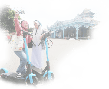 Koran Solo/Nicolous Irawan  SKUTER LISTRIK: Wisatawan berswafoto dengan latar belakang bangunan Keraton Kasunanan Surakarta Hadiningrat saat menaiki skuter listik sewa di Kori Kamandungan, kompleks Keraton Kasunanan Surakarta Hadiningrat, Minggu (2/1/2022).  KORAN SOLO 03 JANUARI 2022 HAL 2 UMUM