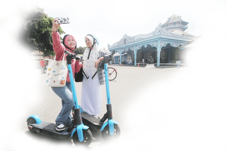 Koran Solo/Nicolous Irawan  SKUTER LISTRIK: Wisatawan berswafoto dengan latar belakang bangunan Keraton Kasunanan Surakarta Hadiningrat saat menaiki skuter listik sewa di Kori Kamandungan, kompleks Keraton Kasunanan Surakarta Hadiningrat, Minggu (2/1/2022).  KORAN SOLO 03 JANUARI 2022 HAL 2 UMUM
