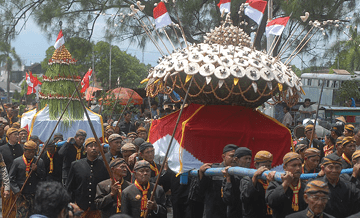Espos/Agoes Rudianto GREBEG SYAWAL-Dua buah gunungan dikirab dari Keraton Kasunanan Surakarta Hadiningrat menuju Masjid Agung, Solo dalam Grebeg Syawal, Senin (21/9). Gunungan tersebut selanjutnya diperebutkan sejumlah warga.